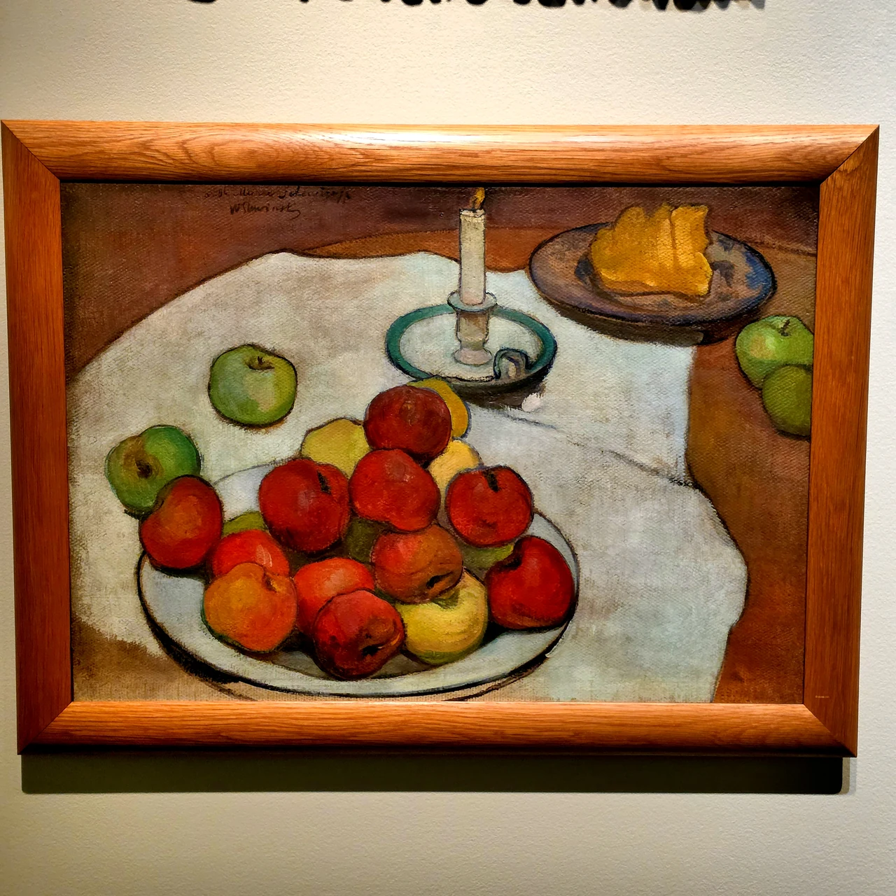 Nature morte aux fruits sur une nappe blanche