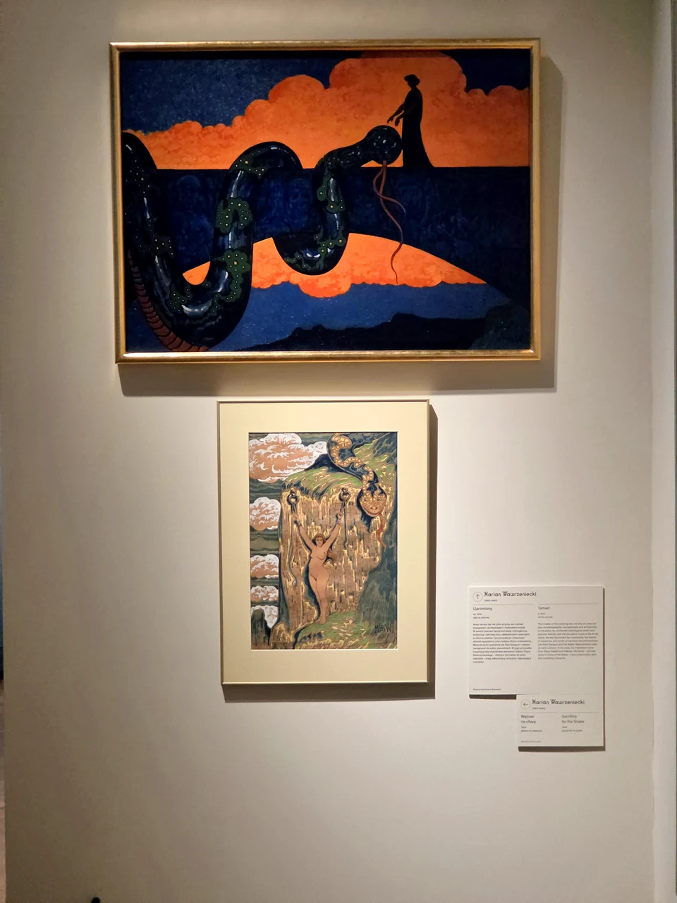 Deux tableaux superposés sur le mur d’une salle