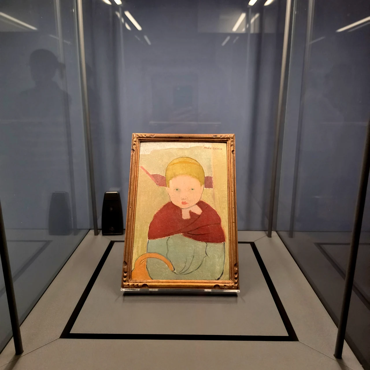 Portrait d’un enfant dans une vitrine