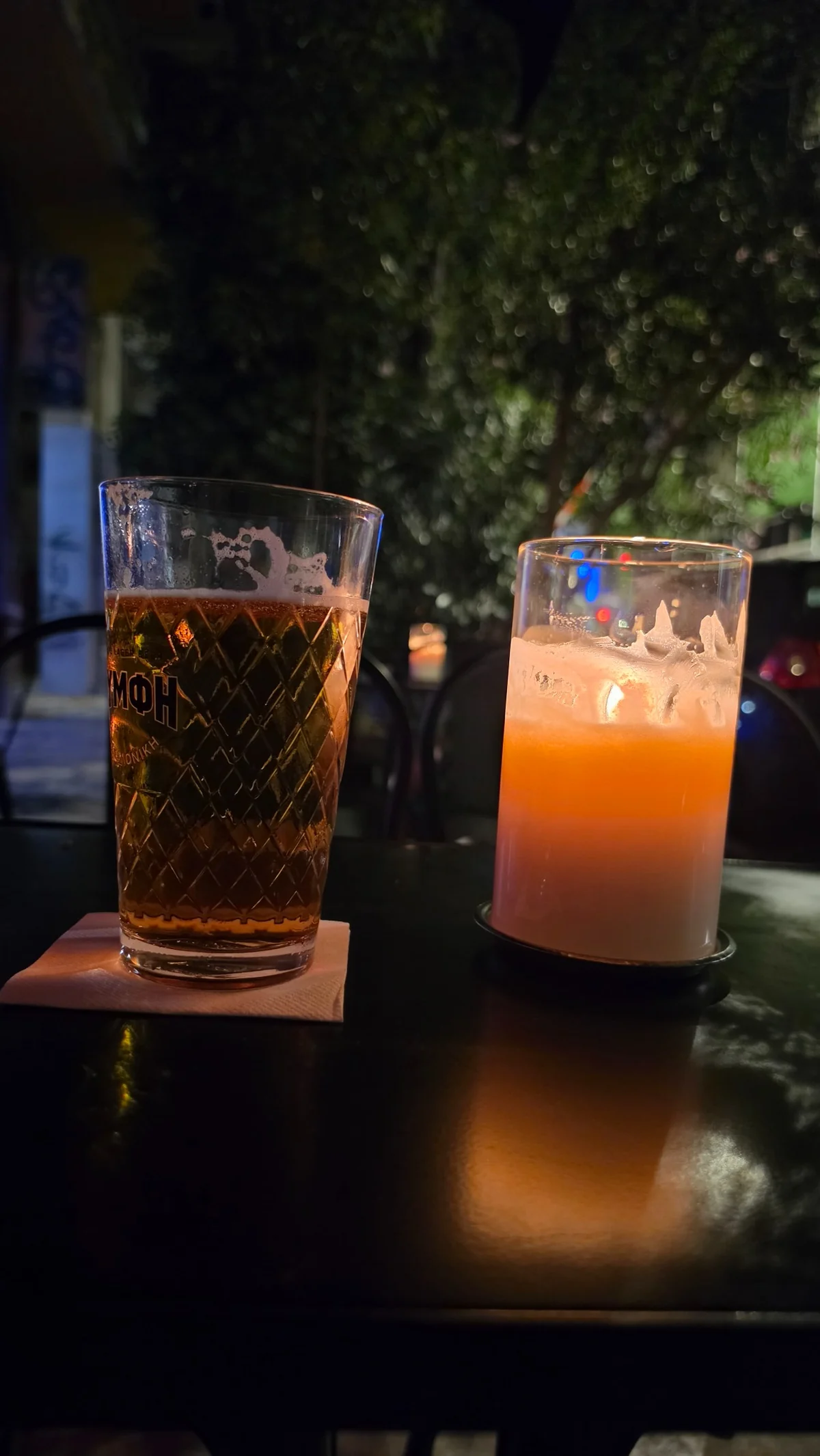 Piwo i świeca na stoliku w nocnej Exarchii