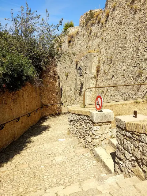 Cannes Bedrock Wall Rock Stone