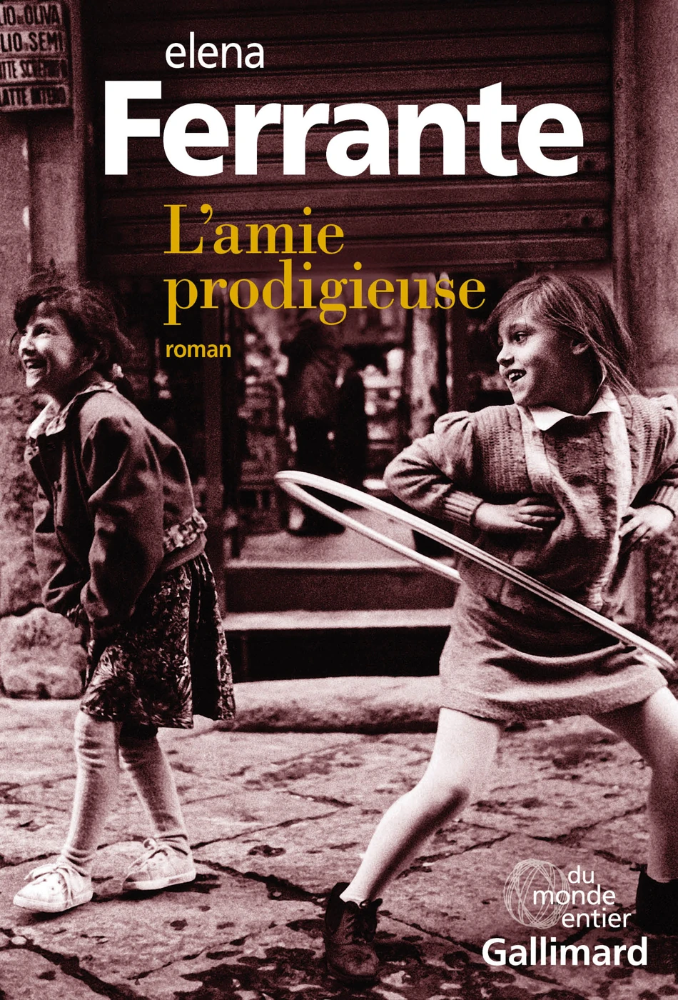 Couverture de L’amie prodigieuse d’Elena Ferrante, Gallimard, Du monde entier, 2014