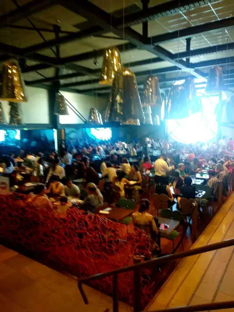 Paris Audience Crowd Customer Ceiling