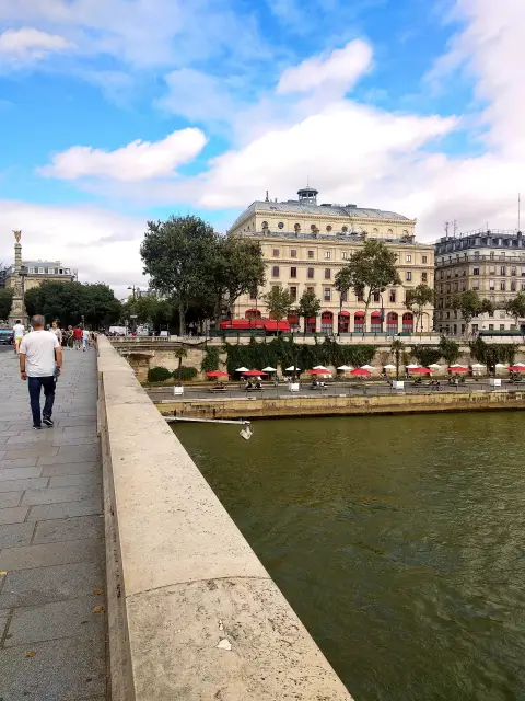Paris Plaza M City Waterway