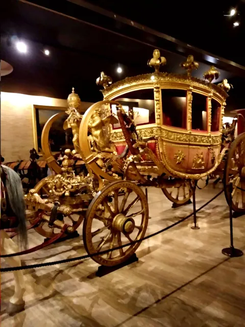 Roma Carriage Wheel Spoke Cart