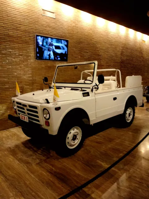 Roma Land Rover Defender Car