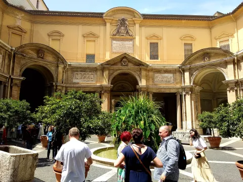Roma Vatican Museum Courtyard Hacienda