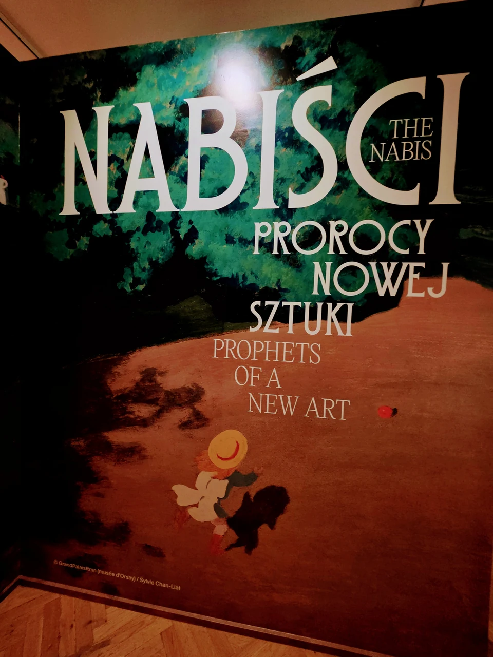 Plakat wystawy nabistów w muzealnej przestrzeni