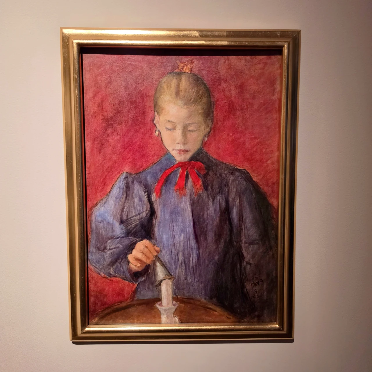 Portret młodej osoby z czerwoną kokardą